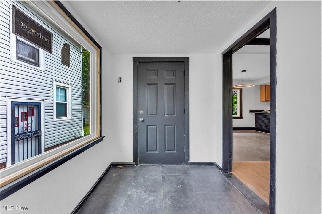 3186 E 137th St - Photo 3 of 32