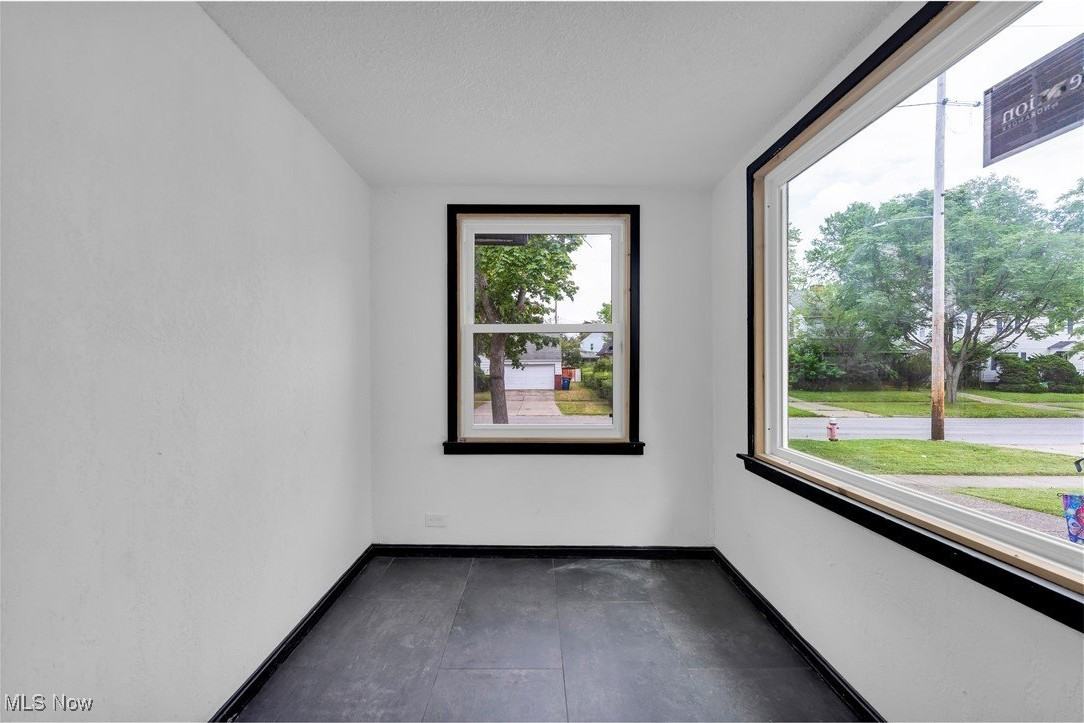 3186 E 137th St - Photo 4 of 32