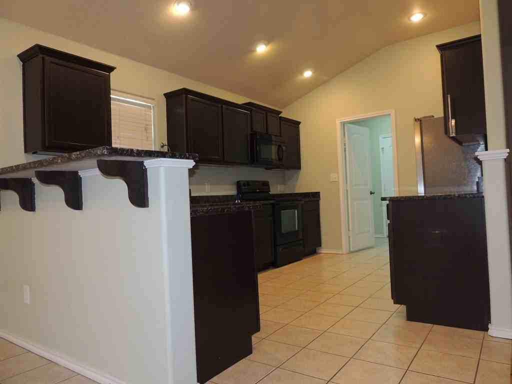 415 Nolan Ryan Dr - Photo 7 of 29