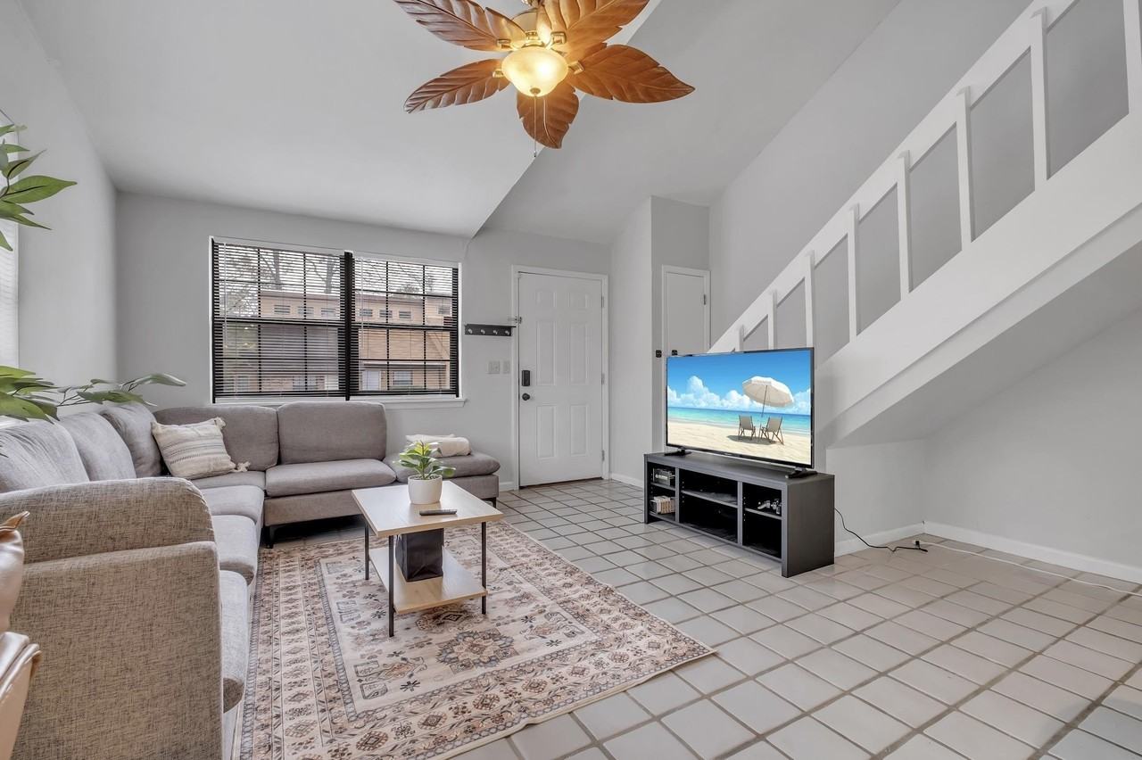 1816 Jackson Bluff Rd Apt F #F - Photo 4 of 21