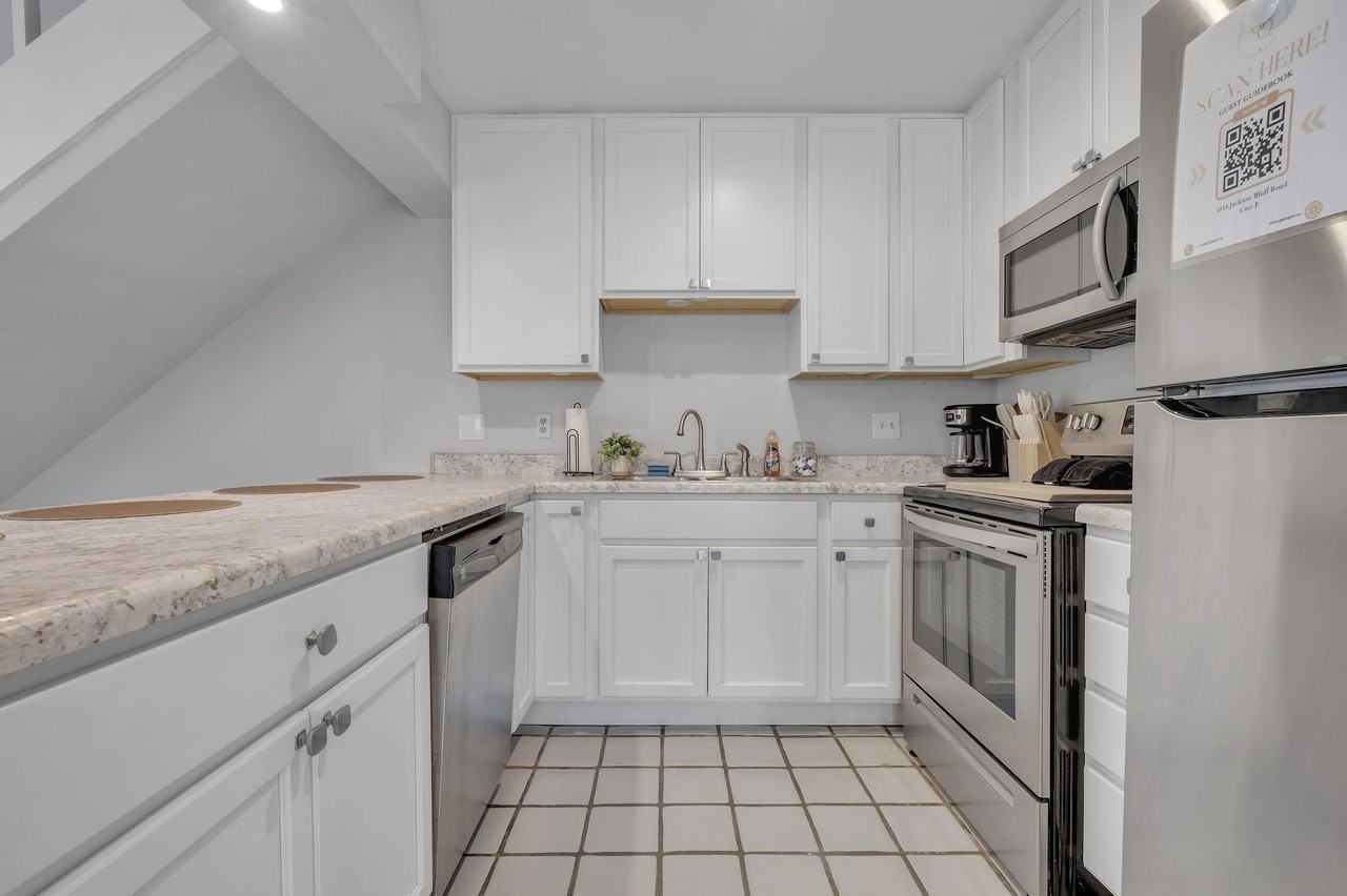 1816 Jackson Bluff Rd Apt F #F - Photo 5 of 21