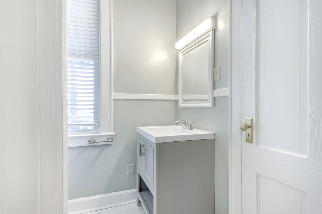 218 E Henry St #B - Photo 3 of 24