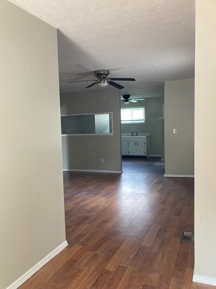 900 W 7th St - Photo 5 of 7