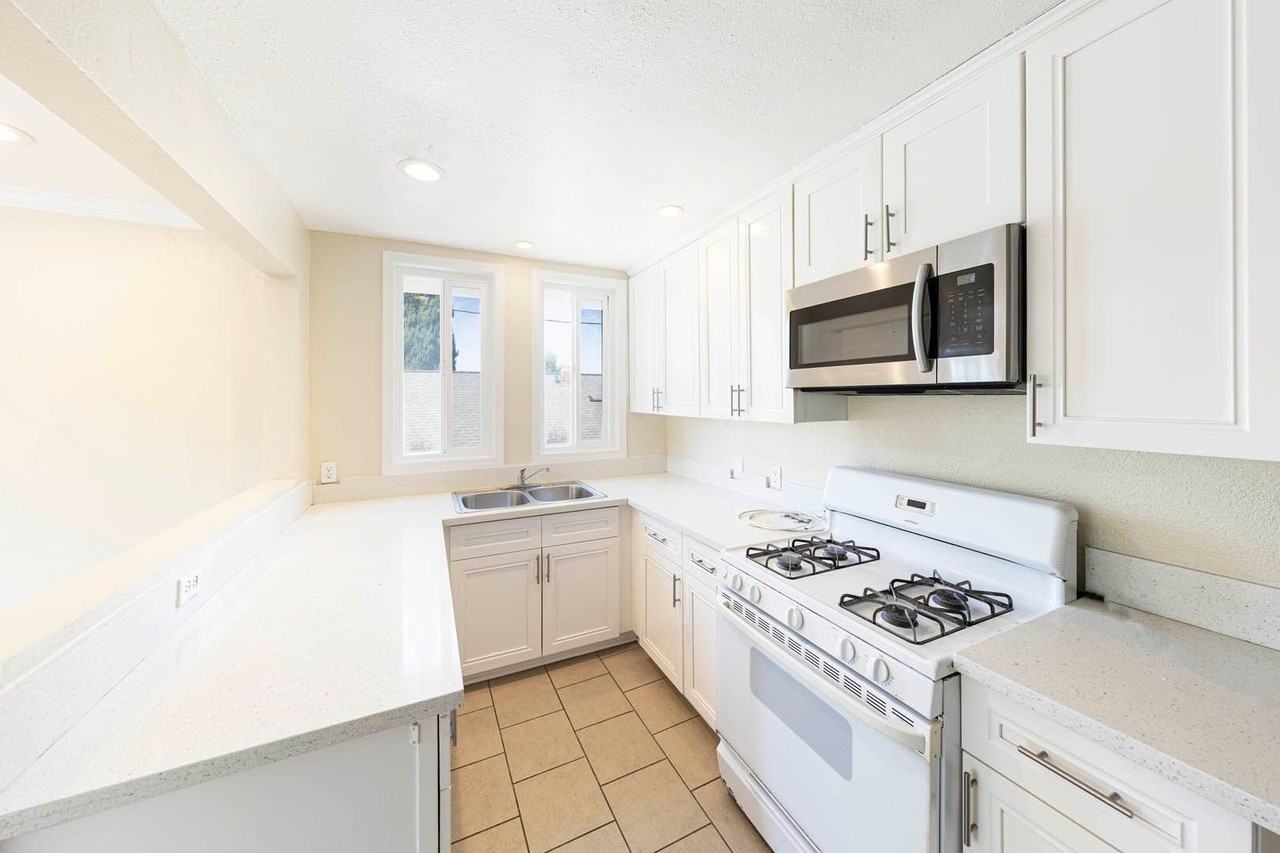 615 S Broadway - Photo 2 of 11