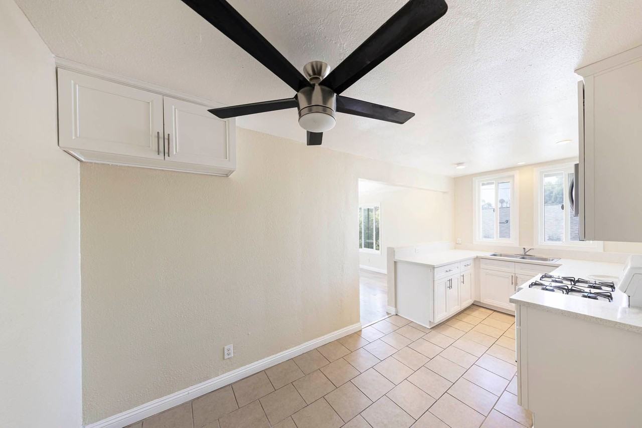 615 S Broadway - Photo 3 of 11