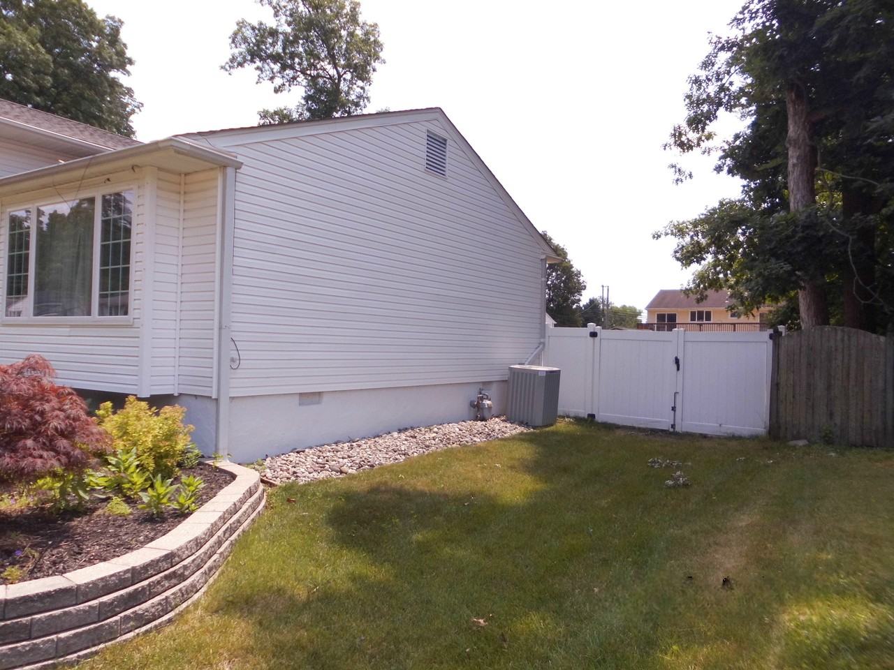 124 Sherwood Dr - Photo 2 of 22