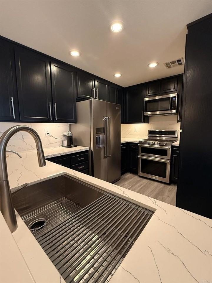 1870 Rouge Dr - Photo 3 of 14