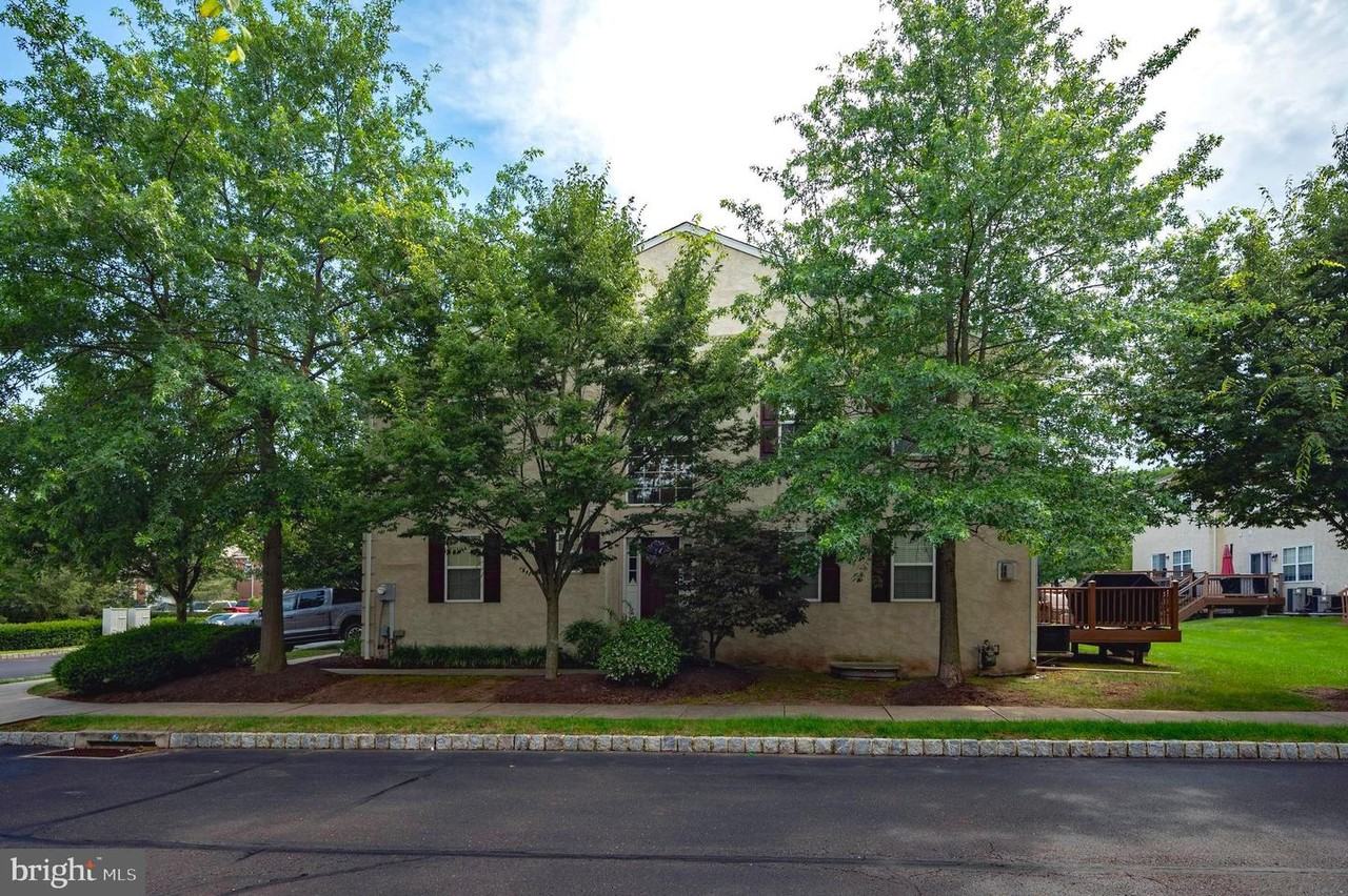 107 Riverside Dr - Photo 2 of 32