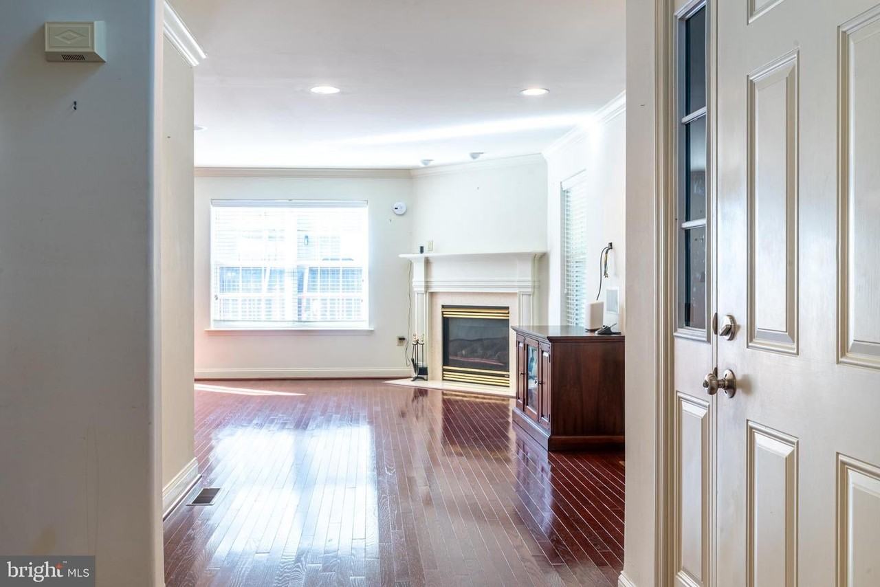 107 Riverside Dr - Photo 3 of 32