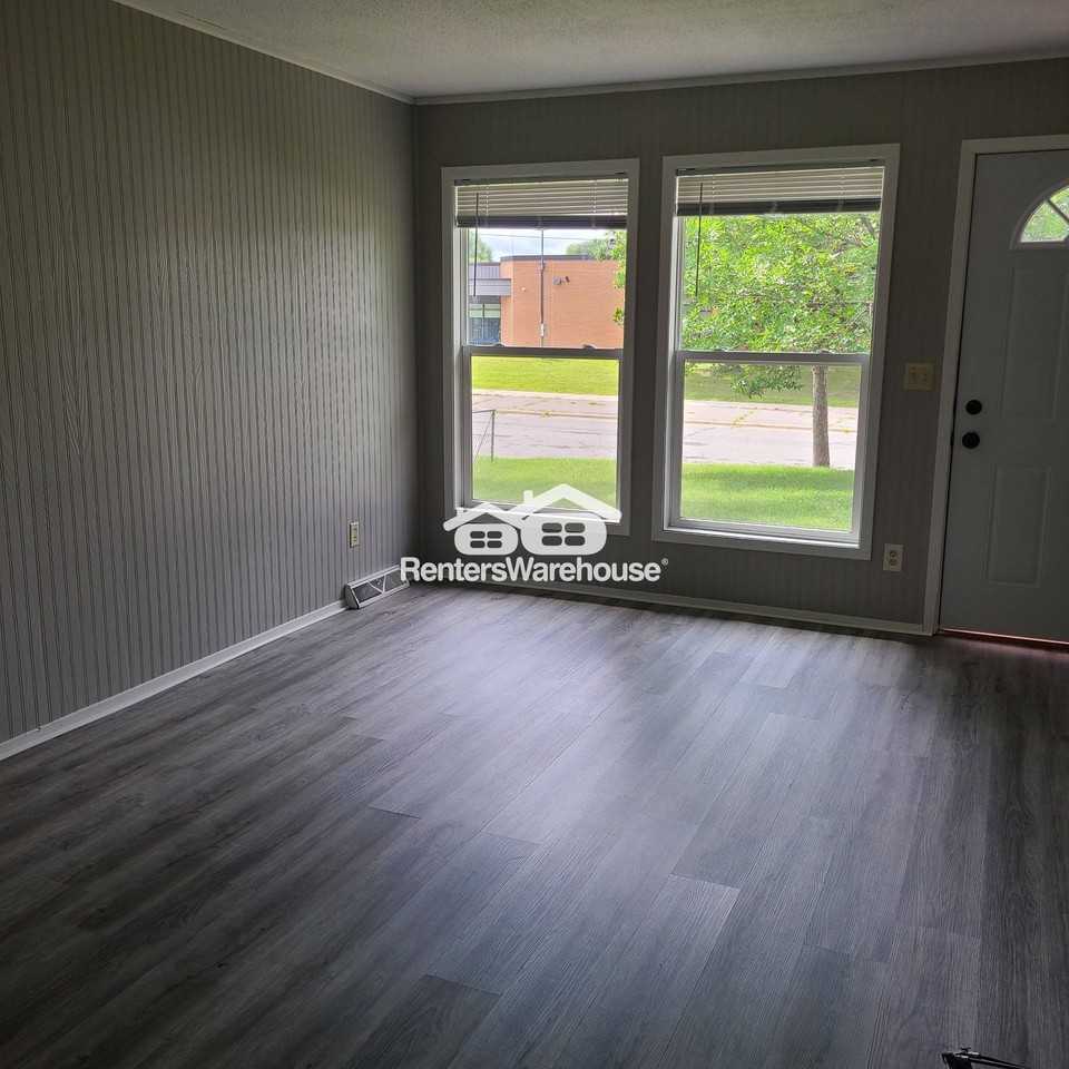 334 30th Ave N - Photo 2 of 11