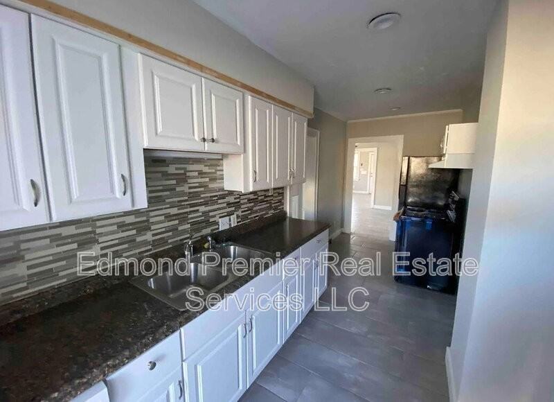 1003 Ne 17th St - Photo 3 of 8