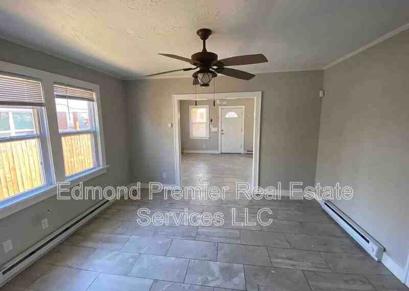 1003 Ne 17th St - Photo 4 of 8