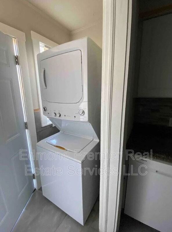 1003 Ne 17th St - Photo 5 of 8