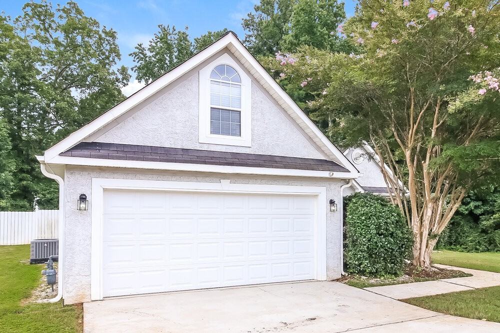 1303 Vine Cir - Photo 4 of 17