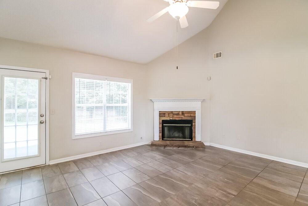 1303 Vine Cir - Photo 6 of 17