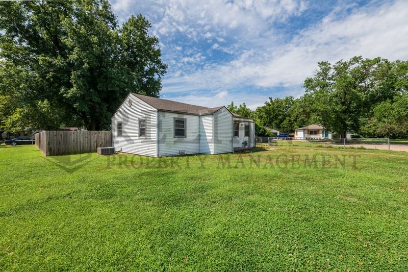 301 Lamar Ct - Photo 3 of 25