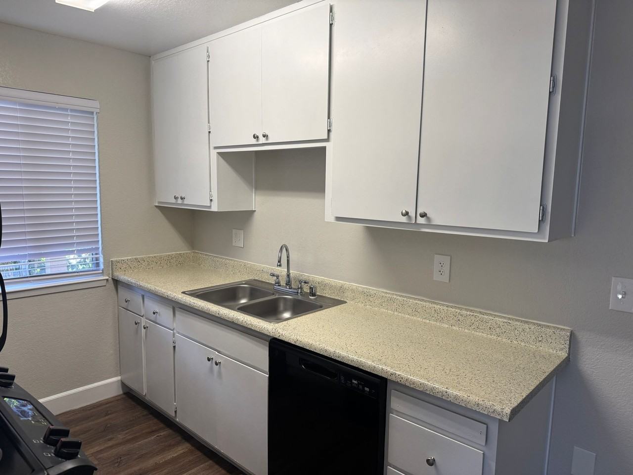 Van Alstine 2 bedroom Apartments 1/2 off 1st month - Photo 4 of 17