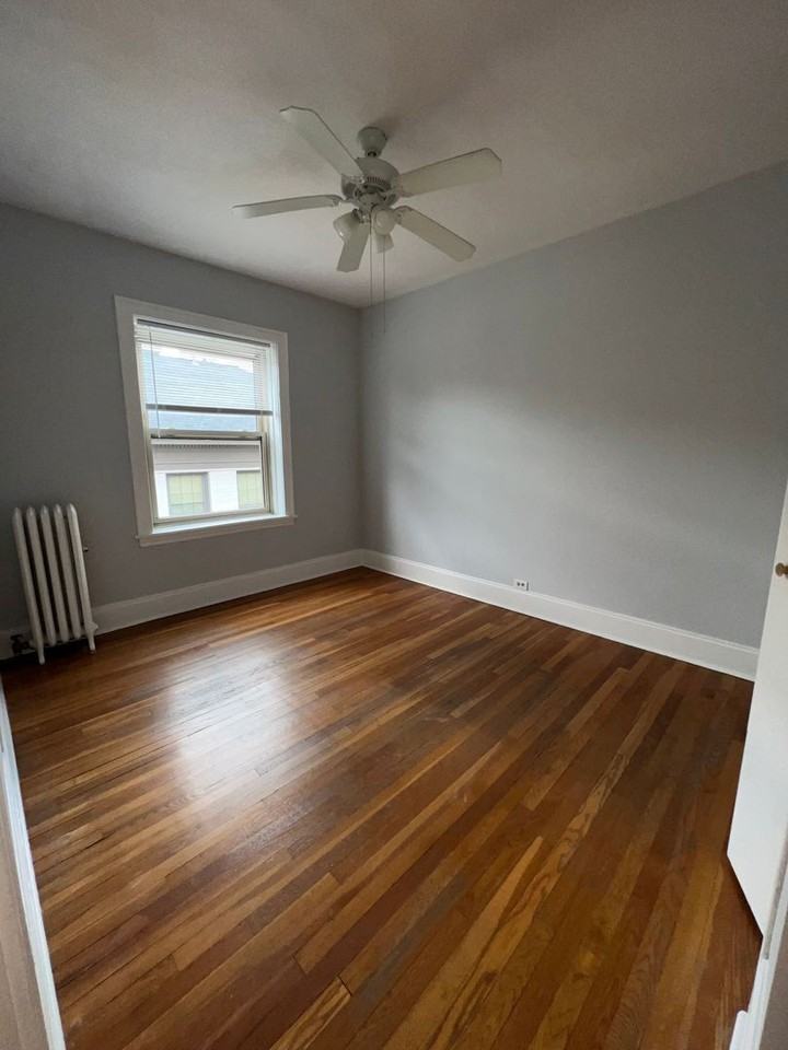 Beautiful Vintage Apartments Near NorthShore Evanston Hospital - Photo 3 of 24