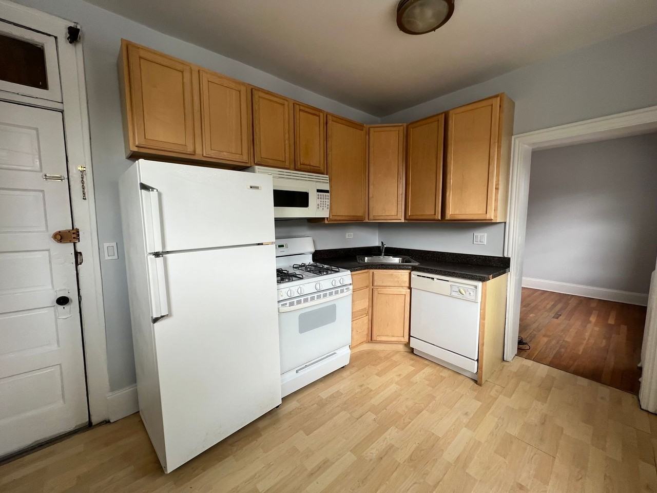 Beautiful Vintage Apartments Near NorthShore Evanston Hospital - Photo 5 of 24