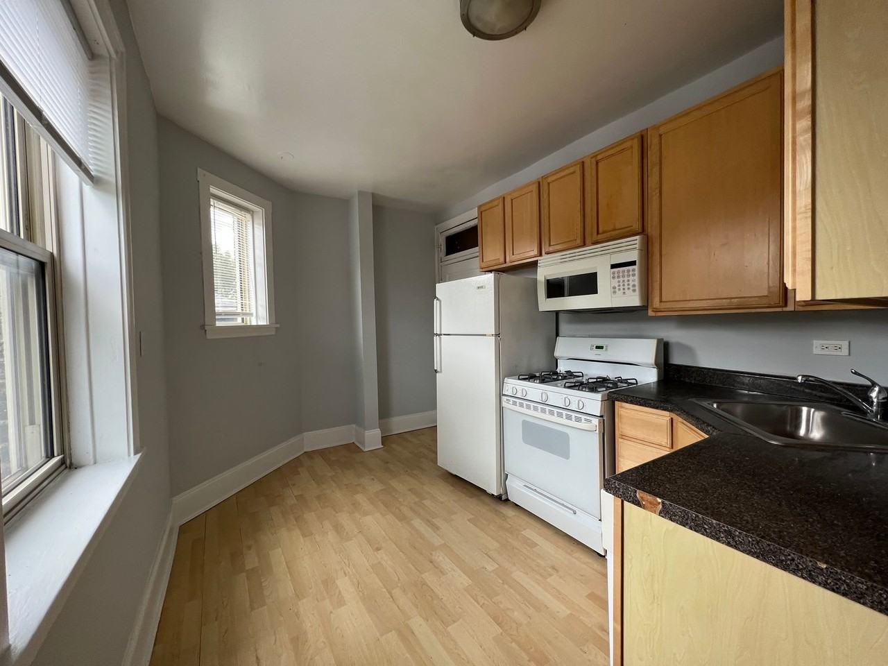 Beautiful Vintage Apartments Near NorthShore Evanston Hospital - Photo 6 of 24