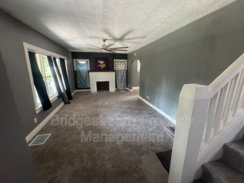 611 Rockford Ave - Photo 2 of 17