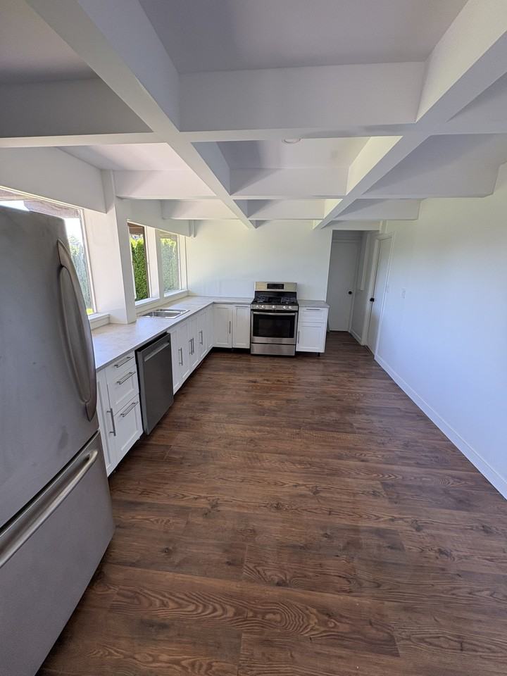 565 Saint Giles Road - Photo 2 of 11