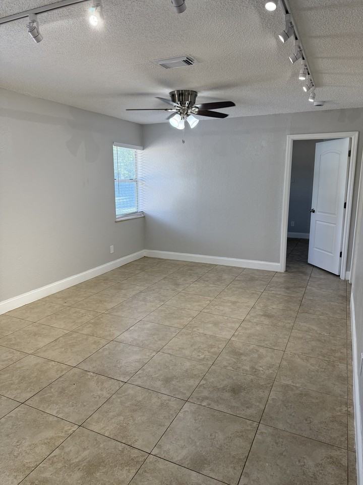 1640 N DIXIE HWY - Photo 3 of 8