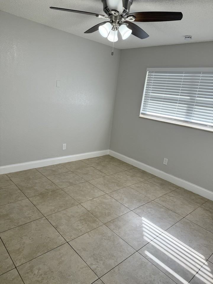 1640 N DIXIE HWY - Photo 5 of 8