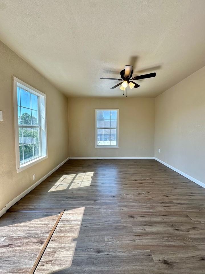 715 E Harris Ave - Photo 5 of 14