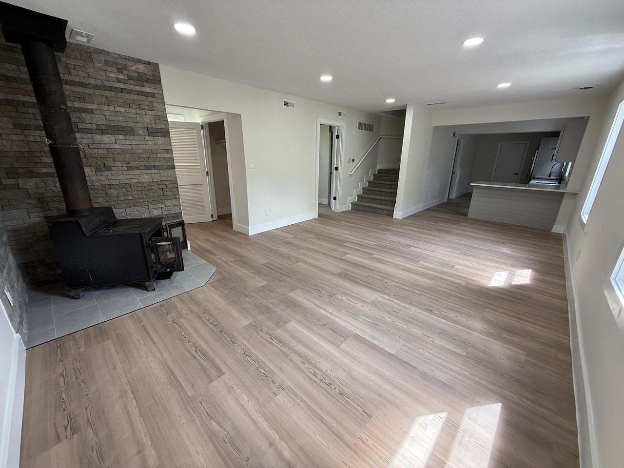 2715 45th St - Photo 2 of 17