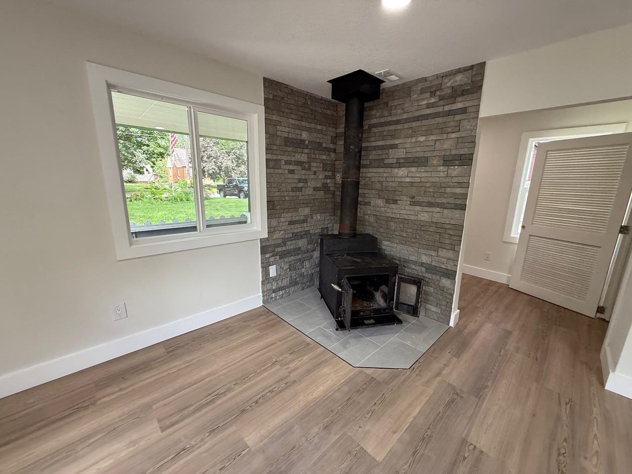 2715 45th St - Photo 3 of 17