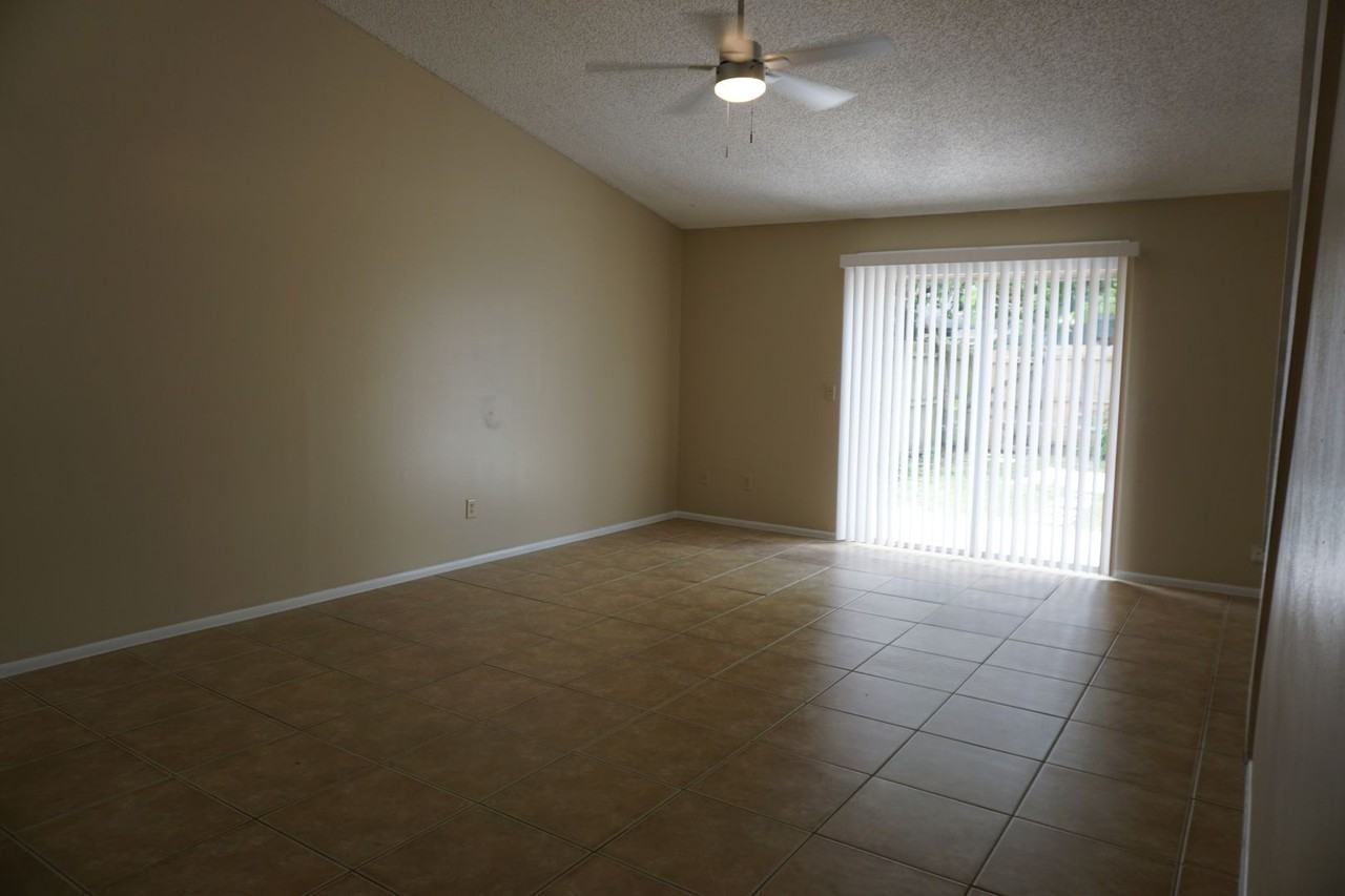 537 Aquatic Dr - Photo 4 of 16