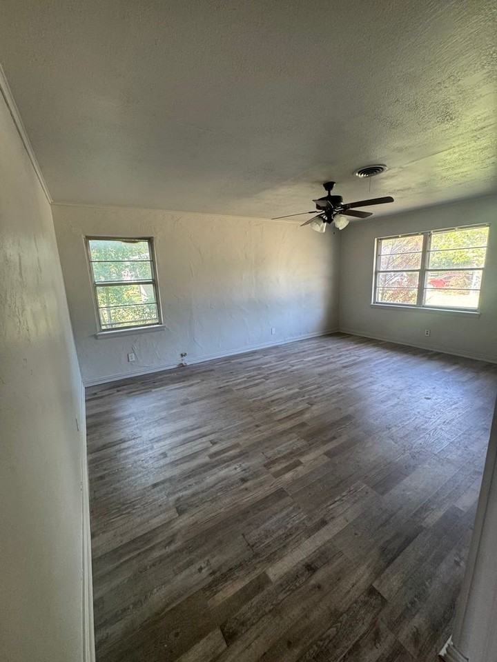 27 Hillcrest St - Photo 3 of 10