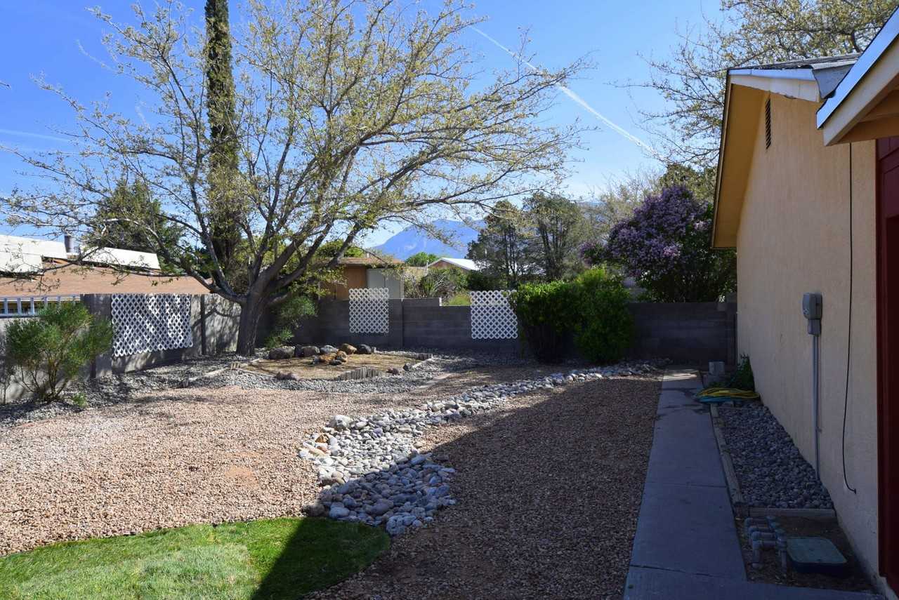 8221 Portales St Ne - Photo 4 of 21
