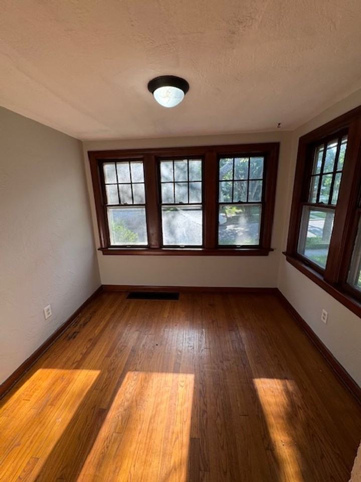 3008 Hoagland Ave - Photo 3 of 8