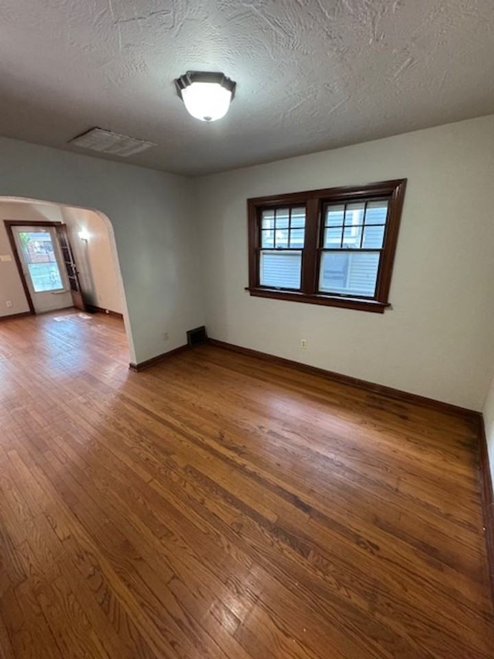 3008 Hoagland Ave - Photo 4 of 8