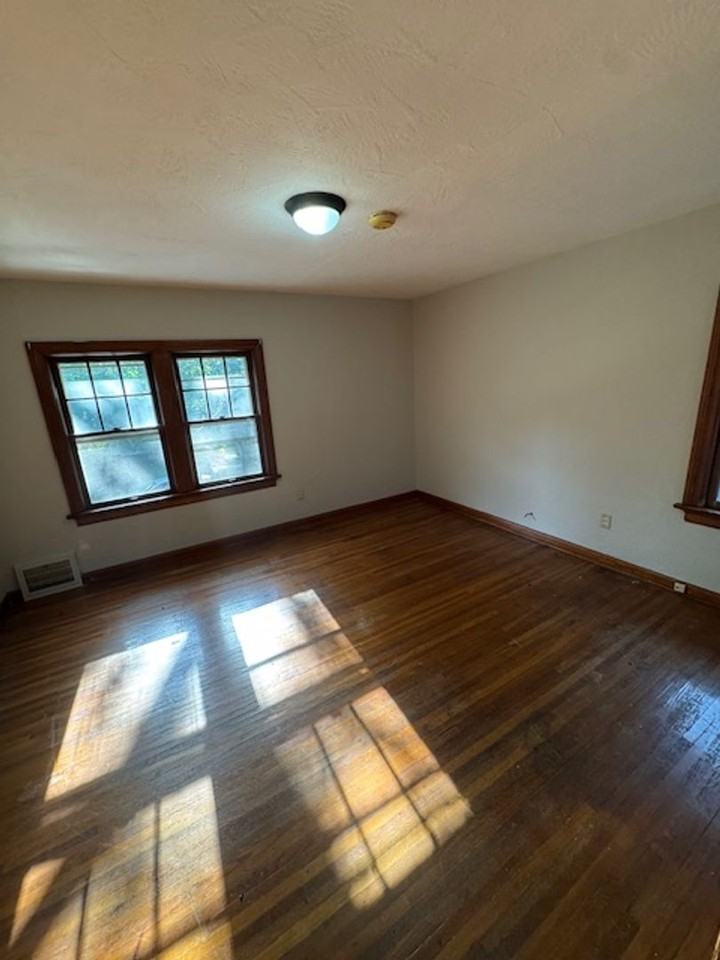 3008 Hoagland Ave - Photo 6 of 8