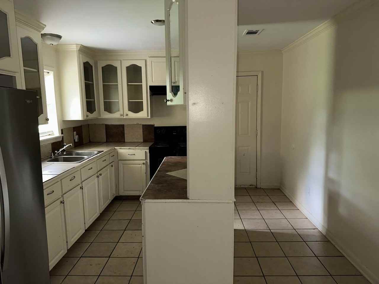 1430 Dianne Dr - Photo 2 of 11