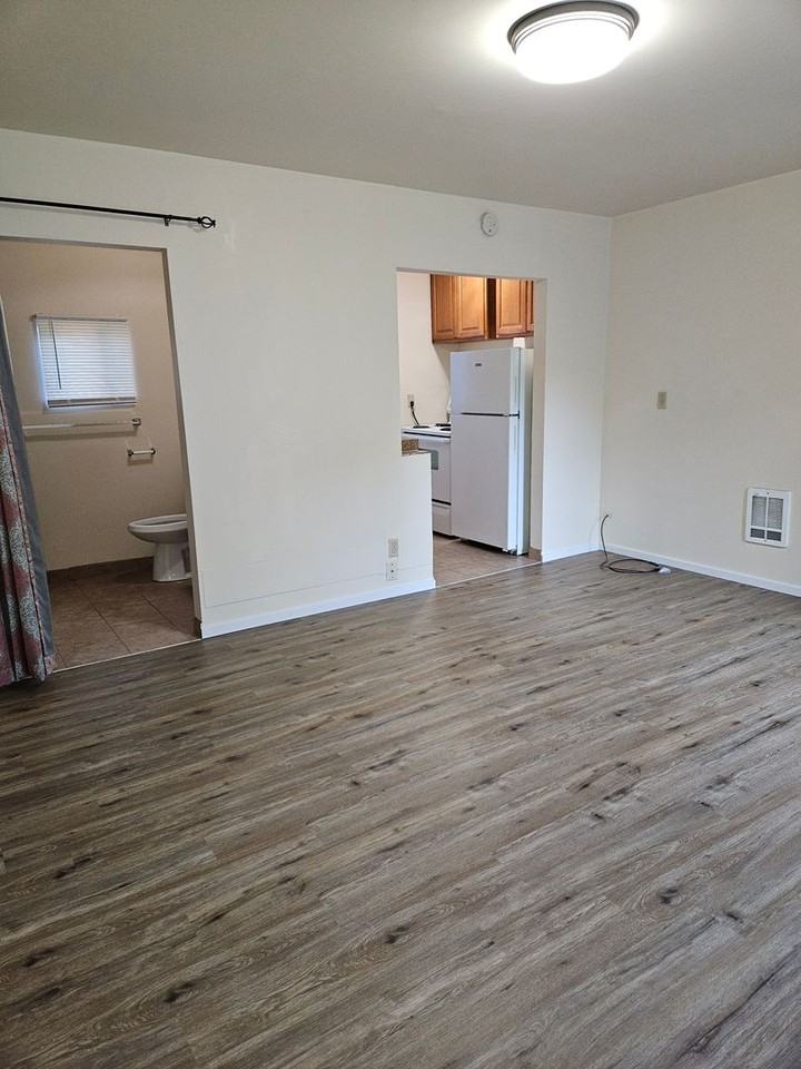 311 Southeast Riverside Avenue #B - Photo 3 of 7