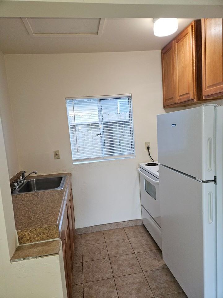 311 Southeast Riverside Avenue #B - Photo 5 of 7