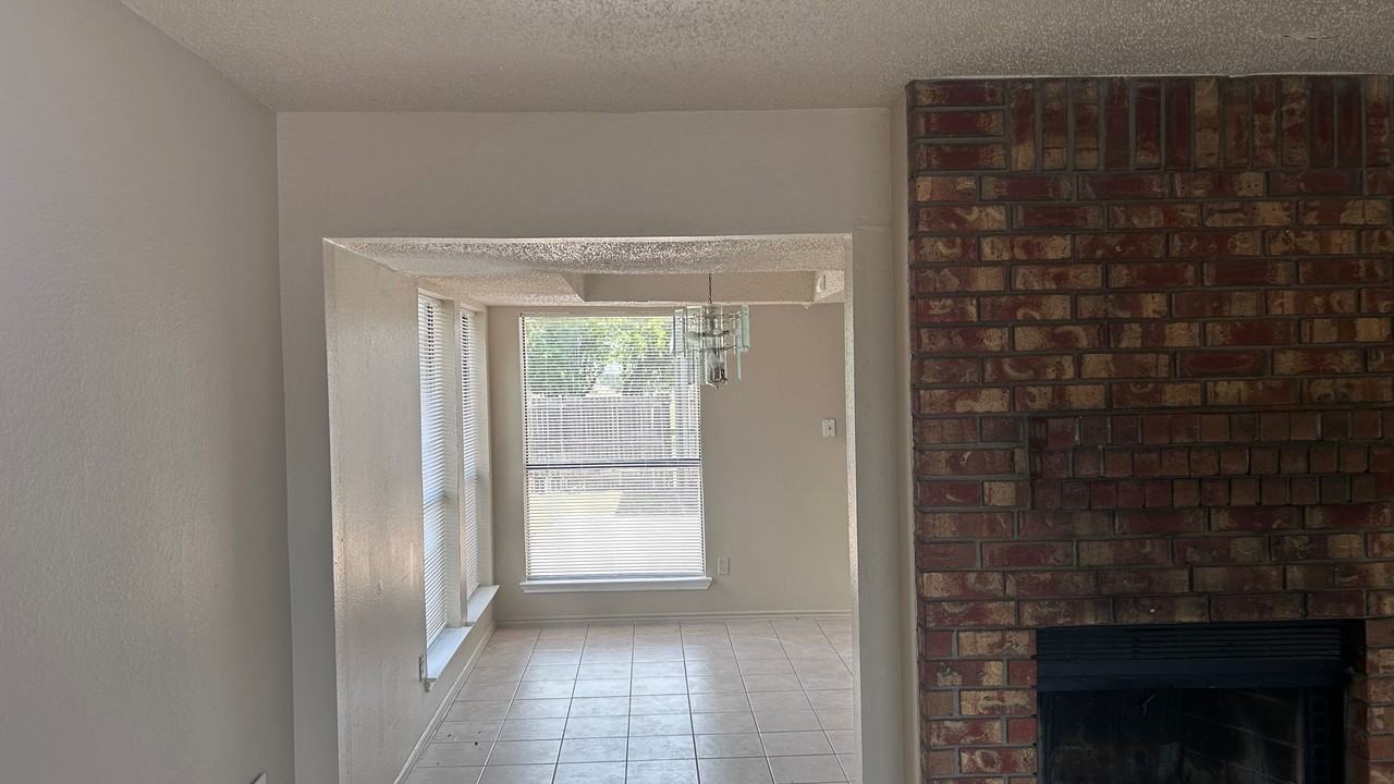 2928 Stonycroft Dr - Photo 2 of 15