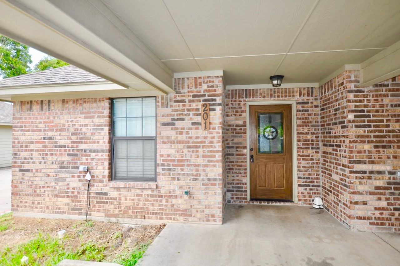 663 W Tarleton St - Photo 2 of 14