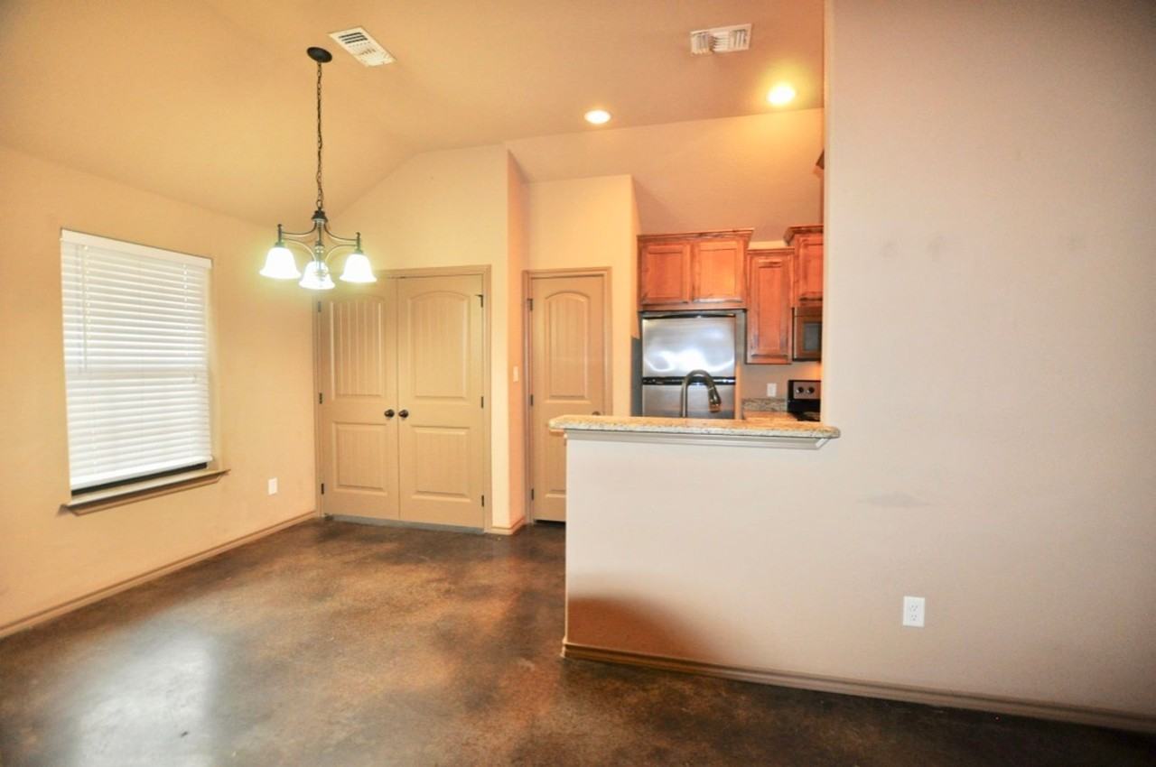 663 W Tarleton St - Photo 6 of 14
