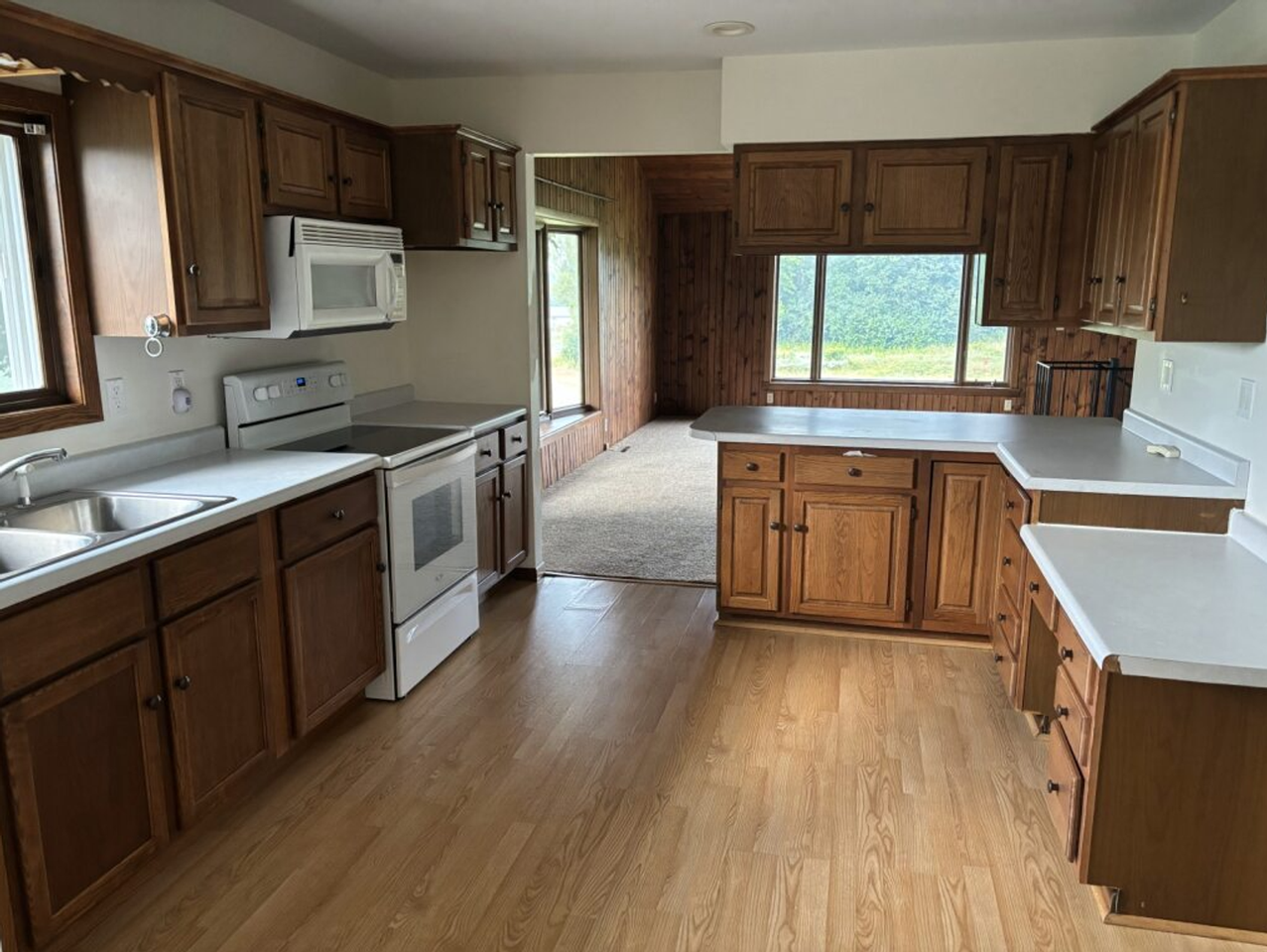 935 Hazelwood Dr - Photo 2 of 15