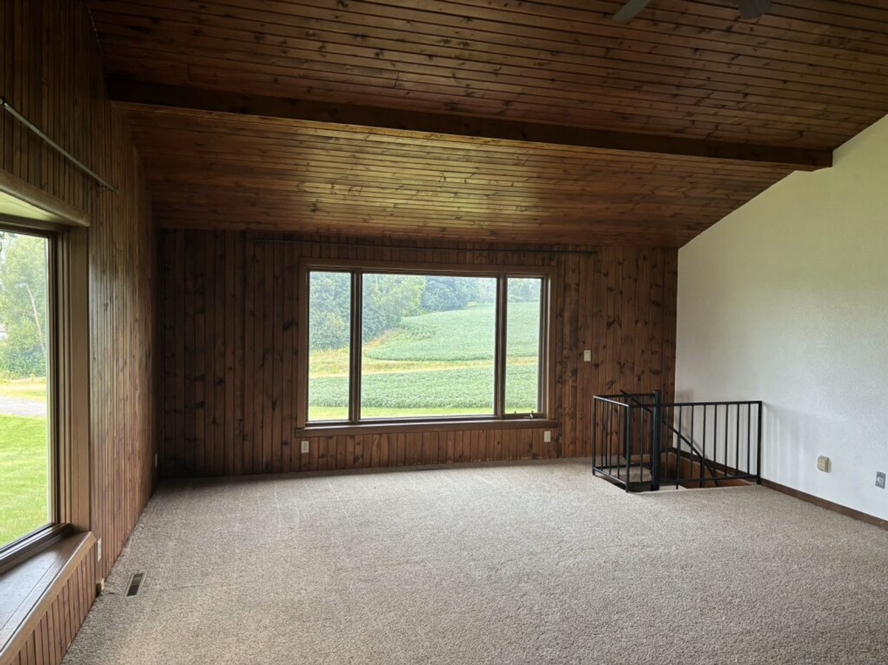 935 Hazelwood Dr - Photo 3 of 15