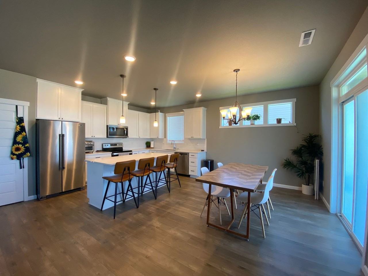 8920 W Caelen Ave - Photo 2 of 20