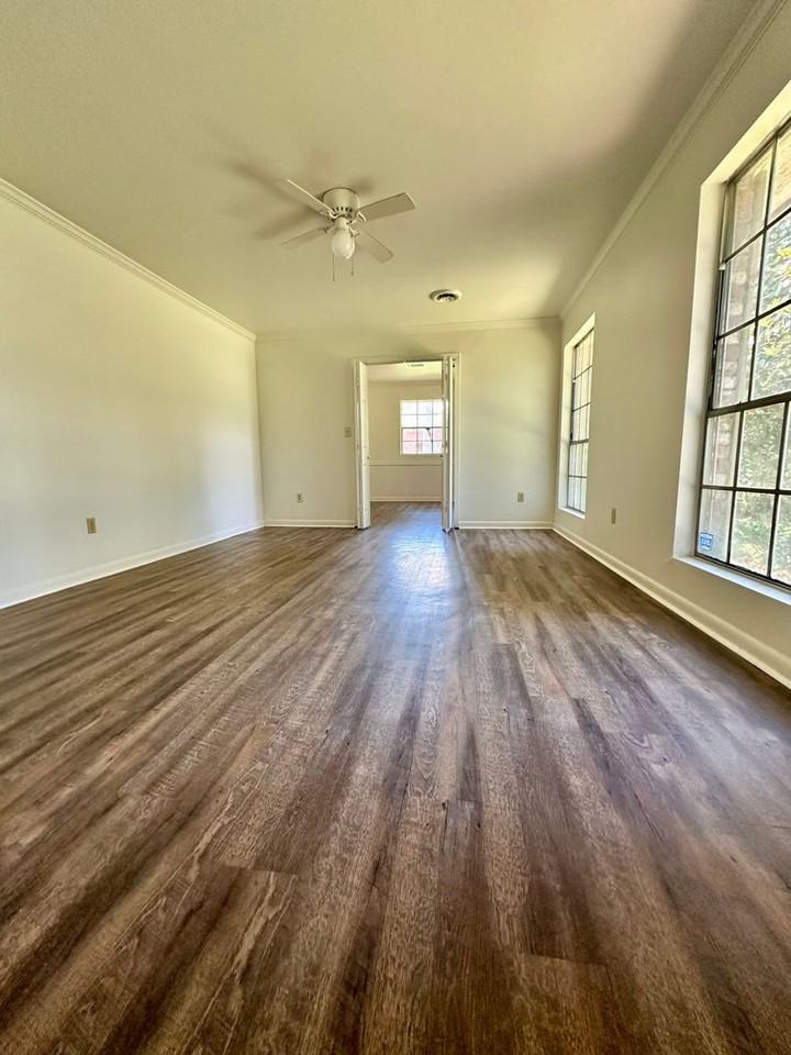 1519 Roswell Dr - Photo 3 of 8
