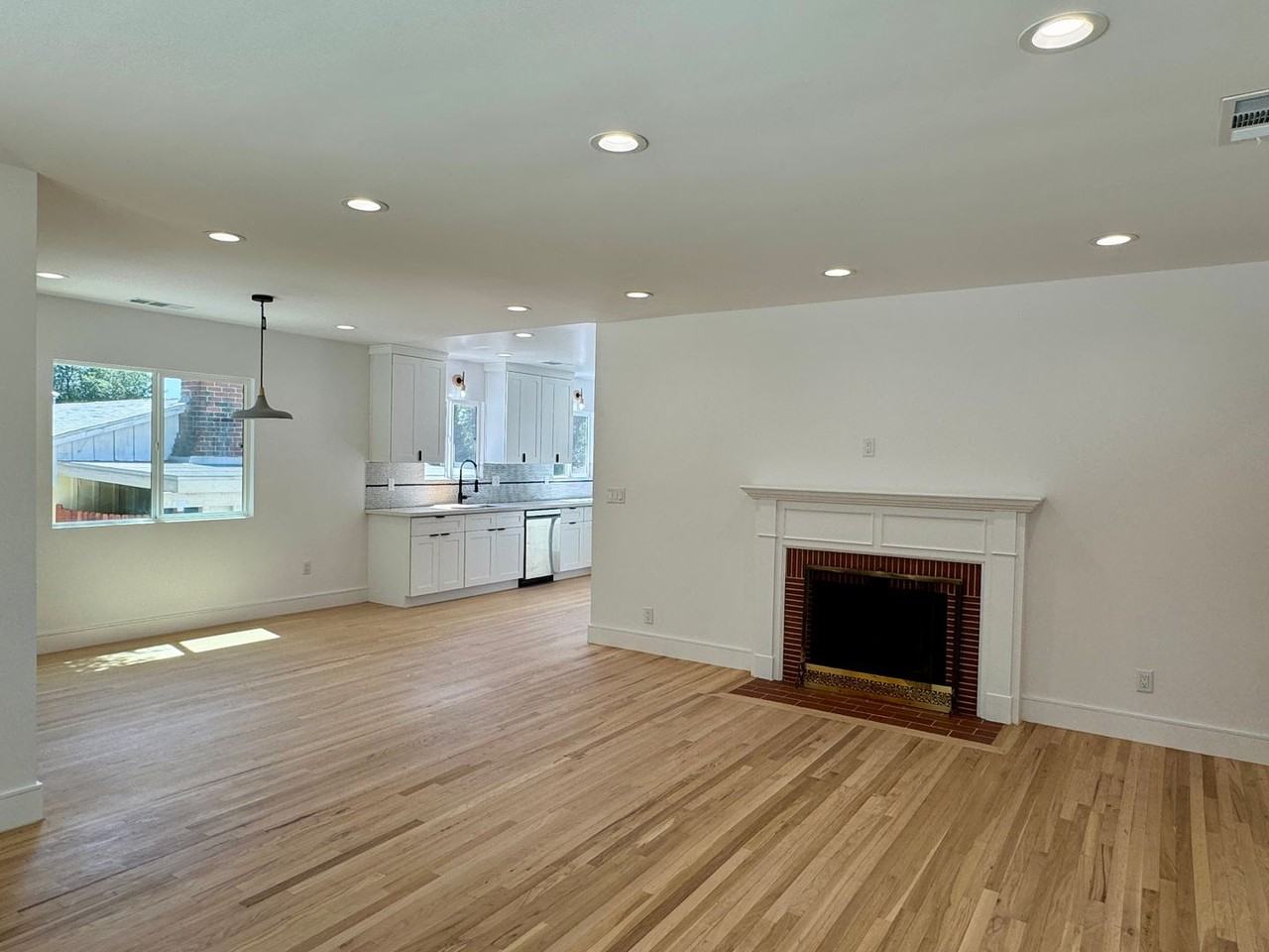 2214 Waltonia Dr - Photo 3 of 19