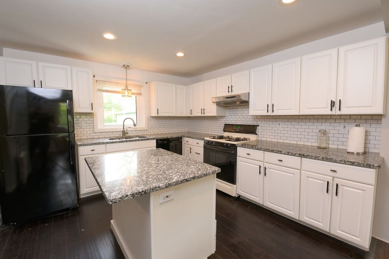 800 Simonds Rd - Photo 2 of 24