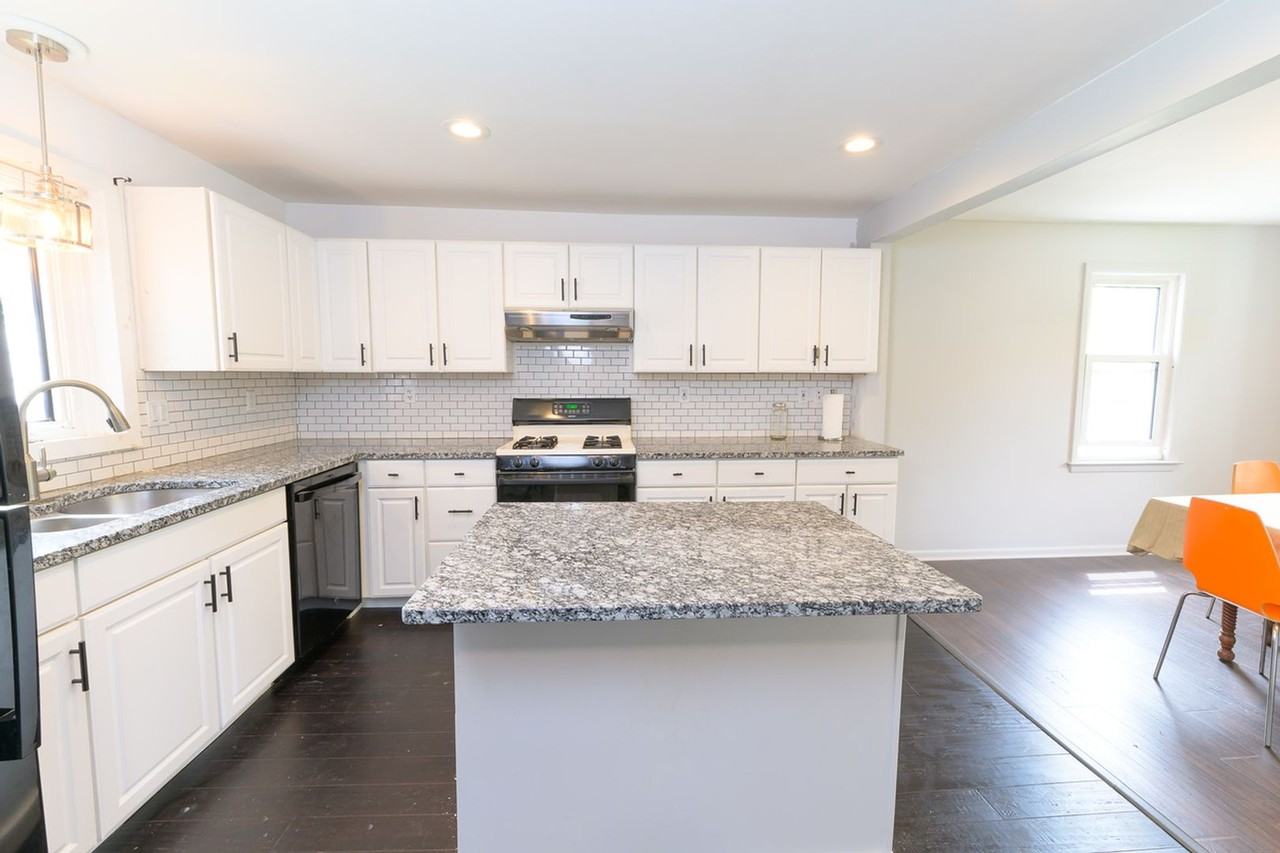 800 Simonds Rd - Photo 3 of 24
